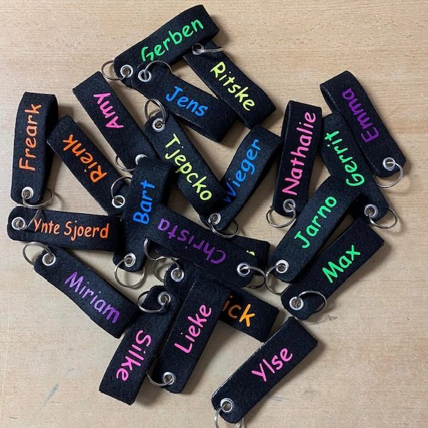 Sleutelhangers naar wens gemaakt Diverse gepersonaliseerde sleutelhangers speciaal voor u gemaakt